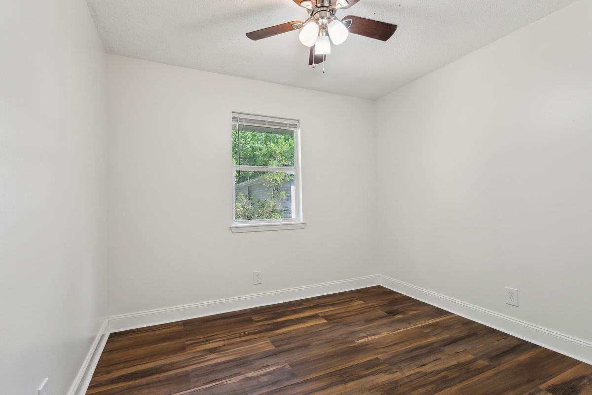 28547 Canal Dr - Photo 2 of 11