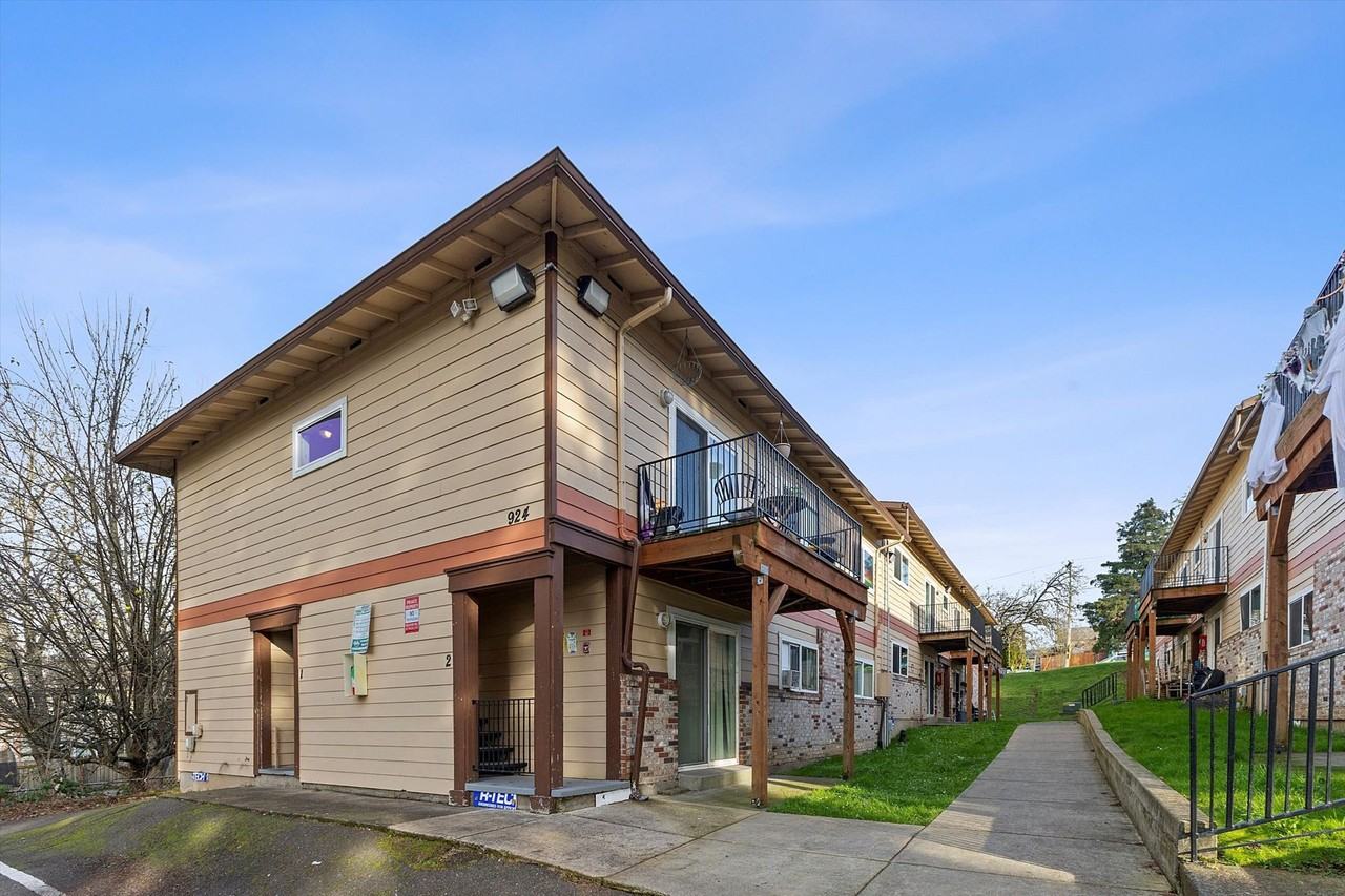 Shannon - Photo 3 of 15