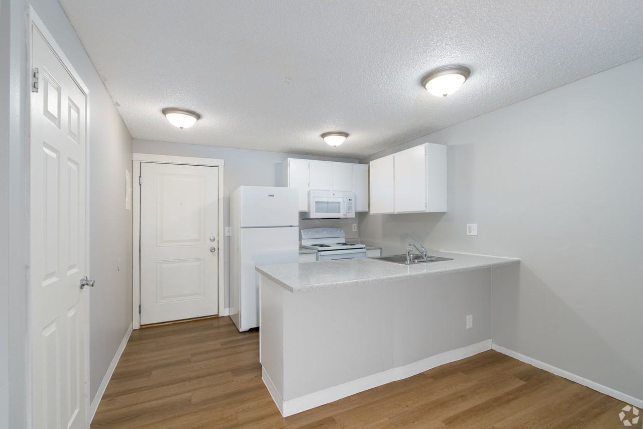 Rosewood Club Apts - Photo 3 of 13