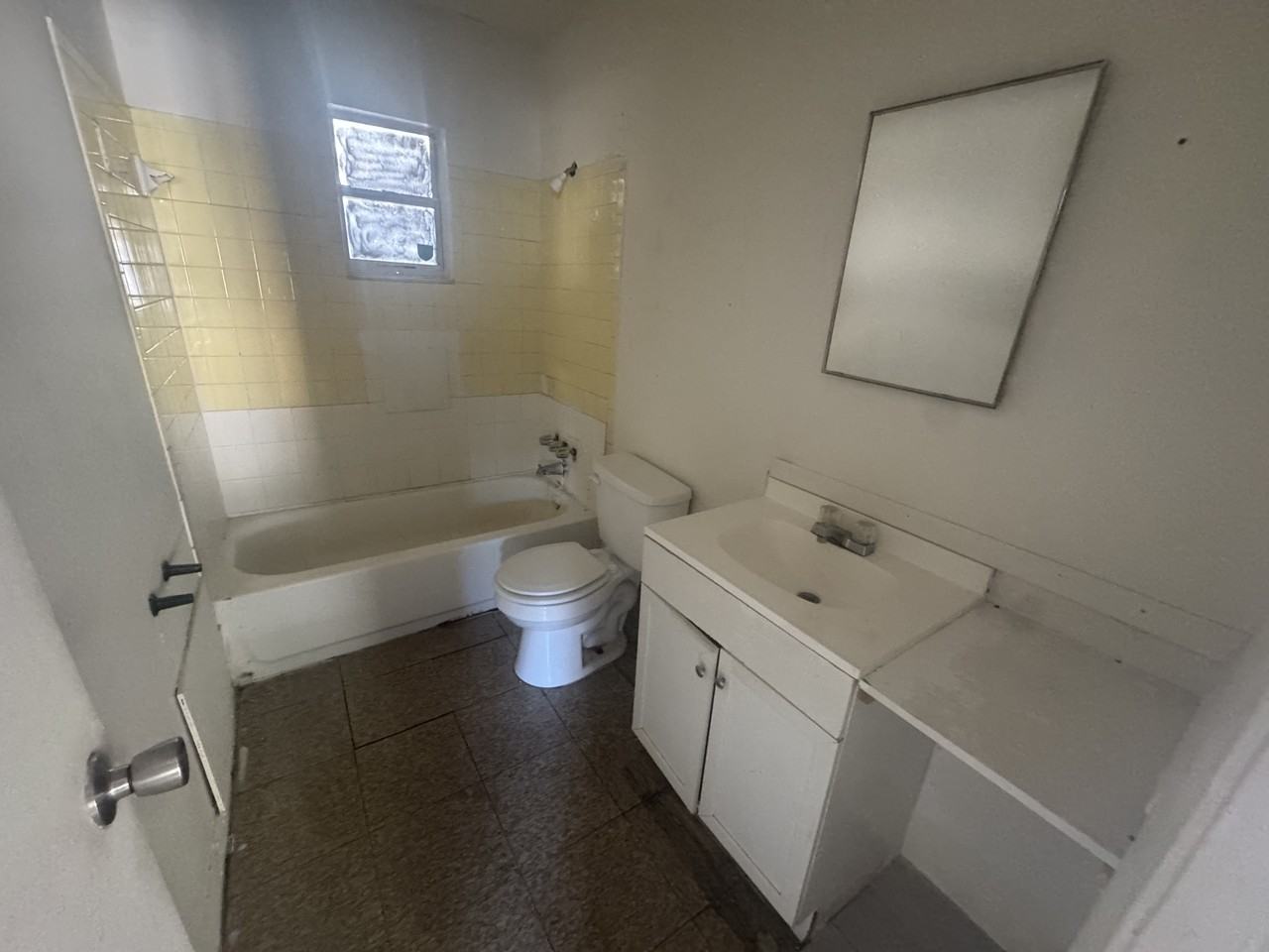 402 Terry St - Photo 7 of 10