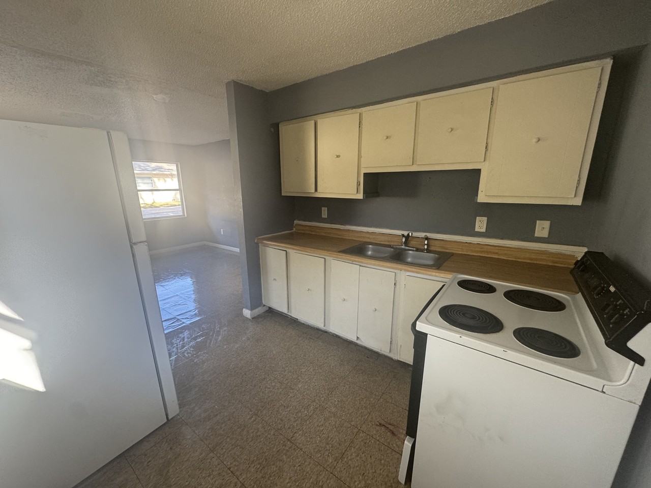 402 Terry St - Photo 4 of 10