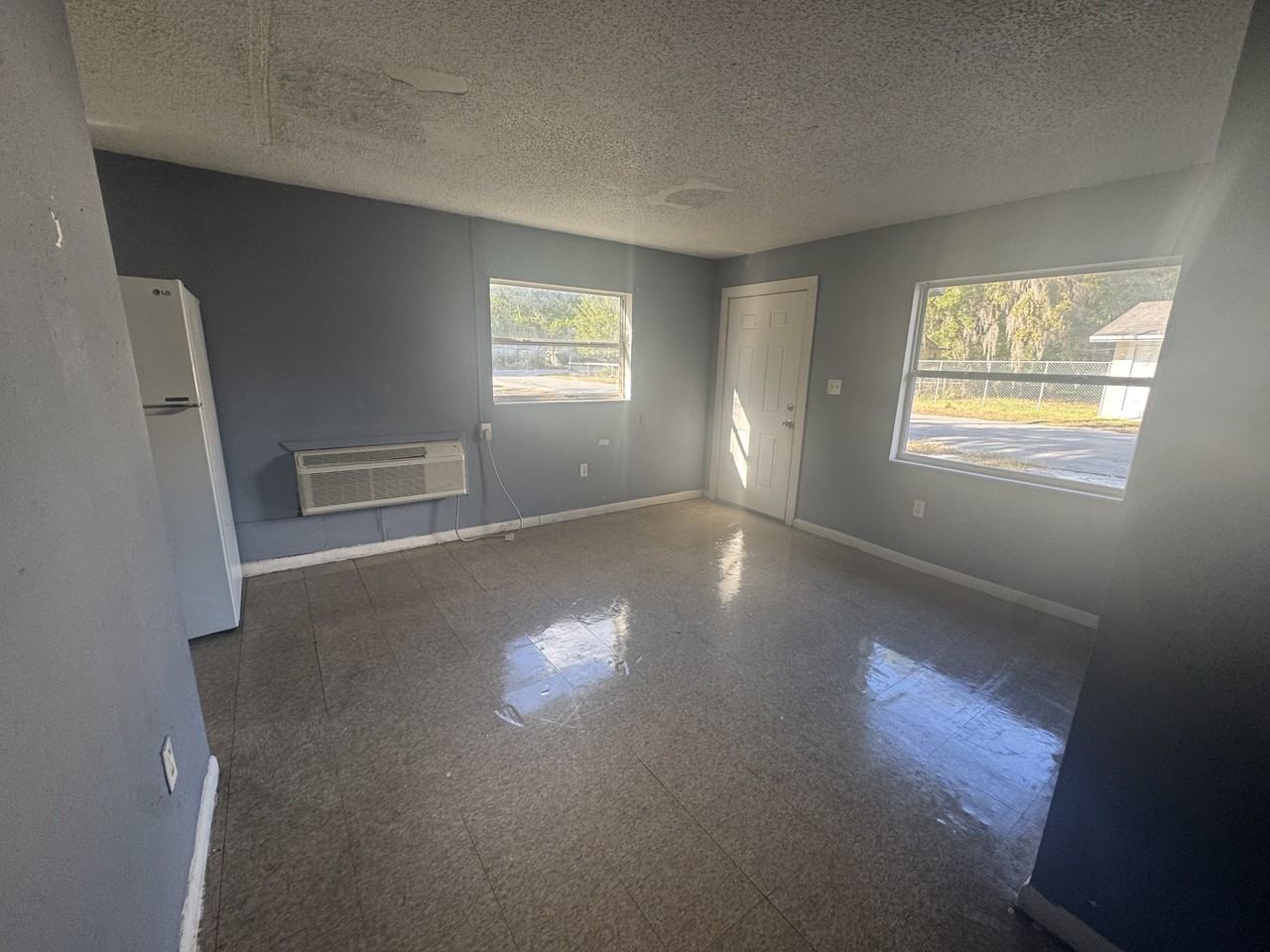 402 Terry St - Photo 2 of 10