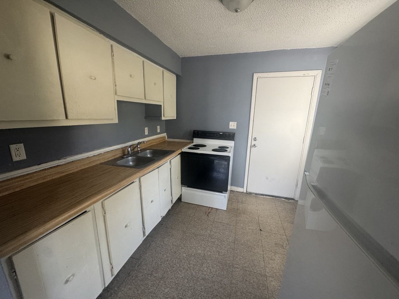 402 Terry St - Photo 3 of 10