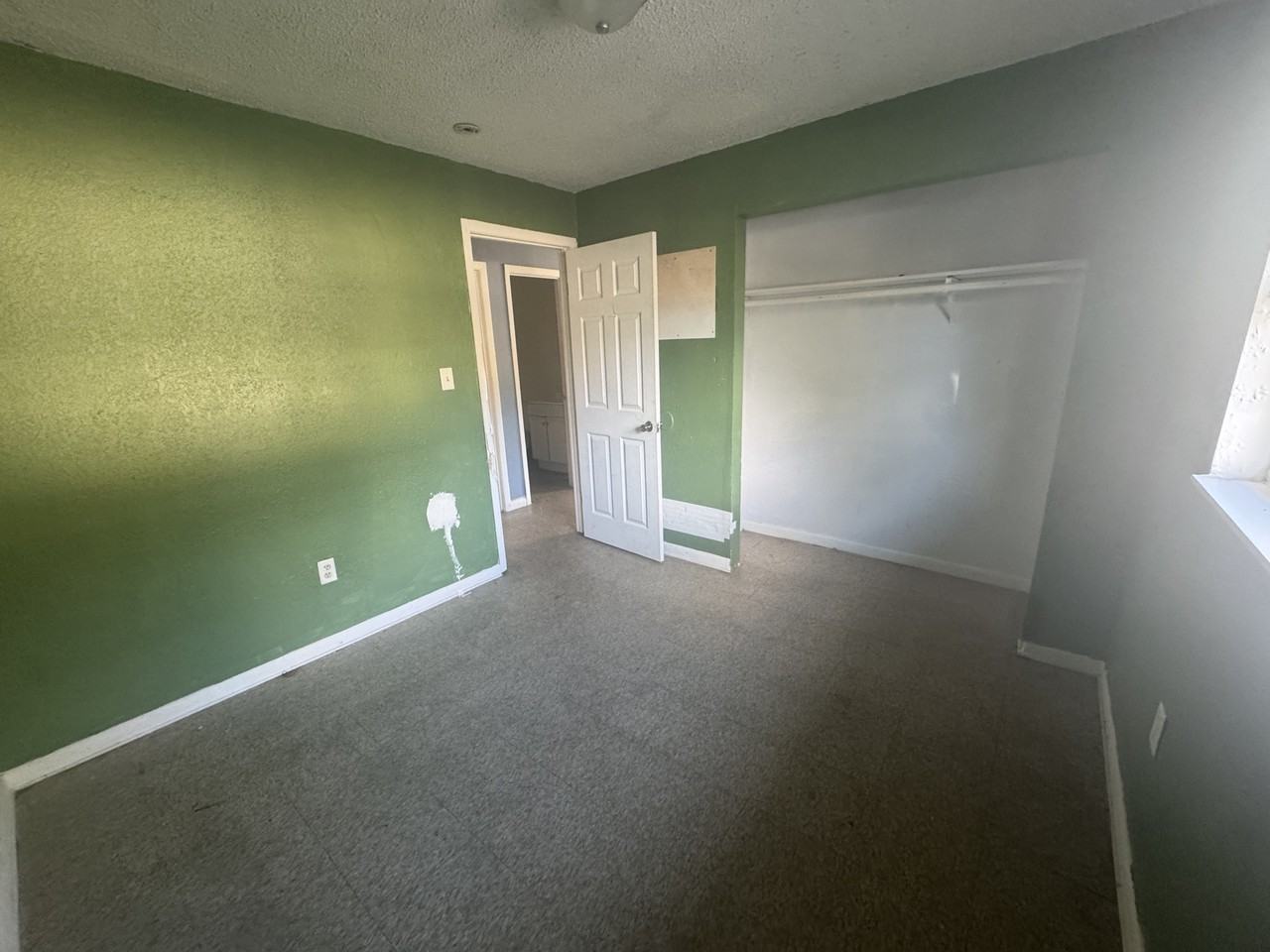 402 Terry St - Photo 5 of 10