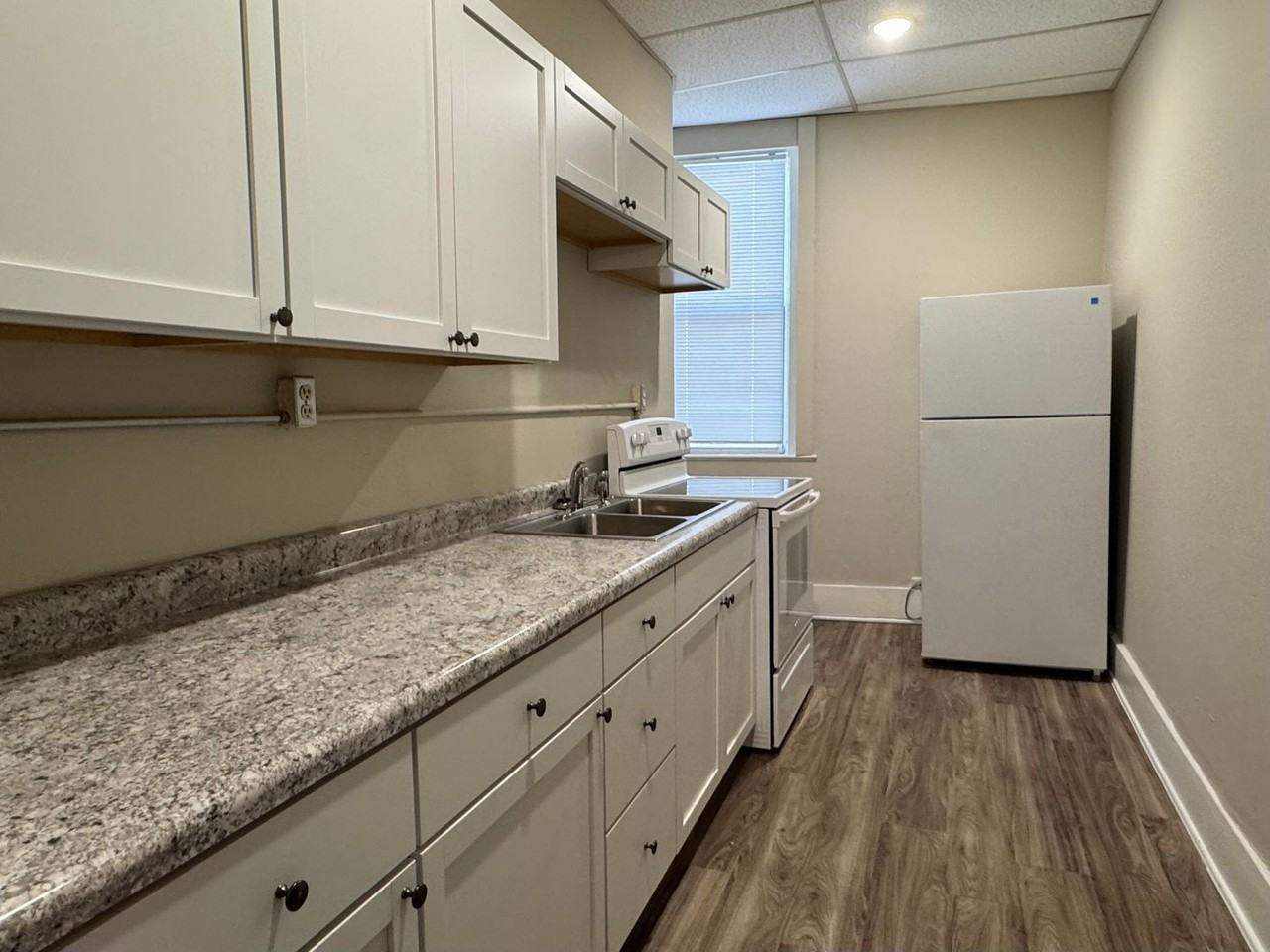 920 Oxford Ave - Photo 3 of 32