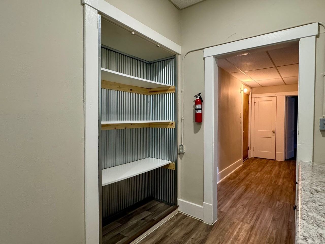 920 Oxford Ave - Photo 4 of 32