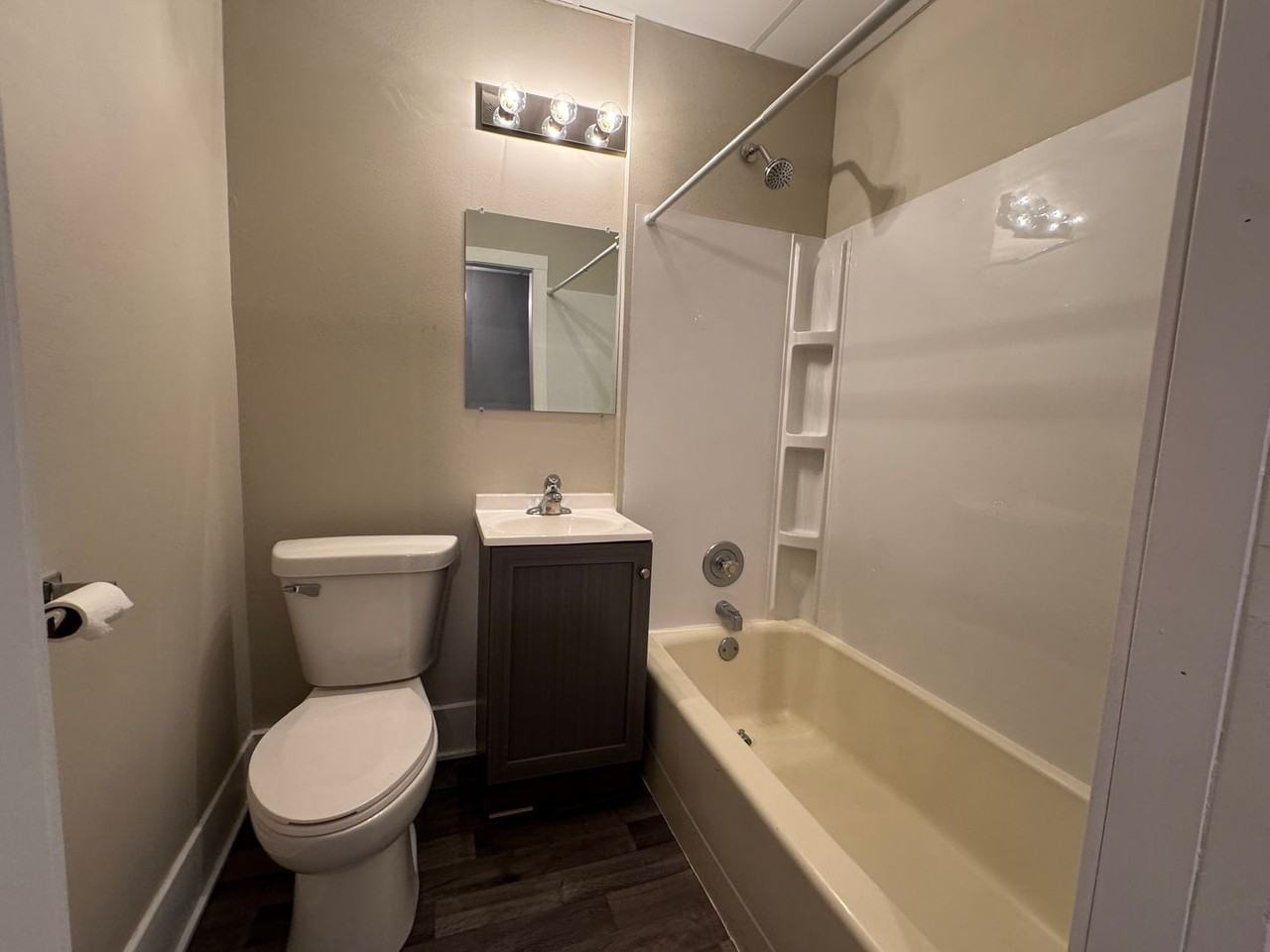 920 Oxford Ave - Photo 5 of 32