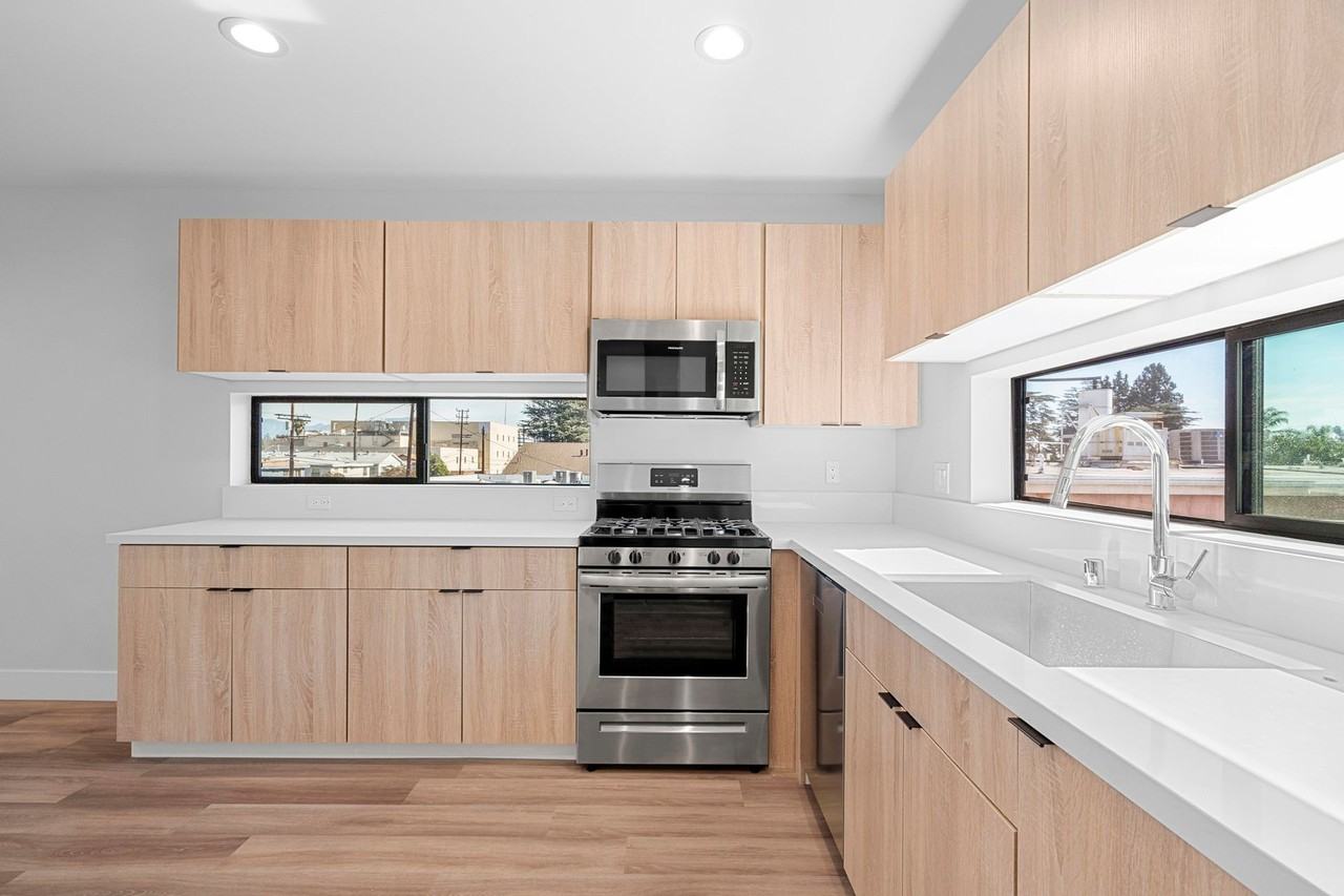 14802 Vanowen Street - Photo 5 of 38