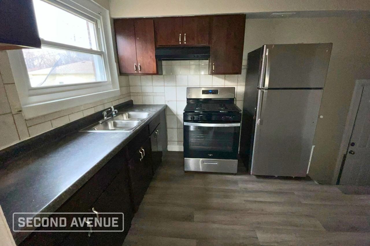 10036 S Paxton Ave - Photo 2 of 14