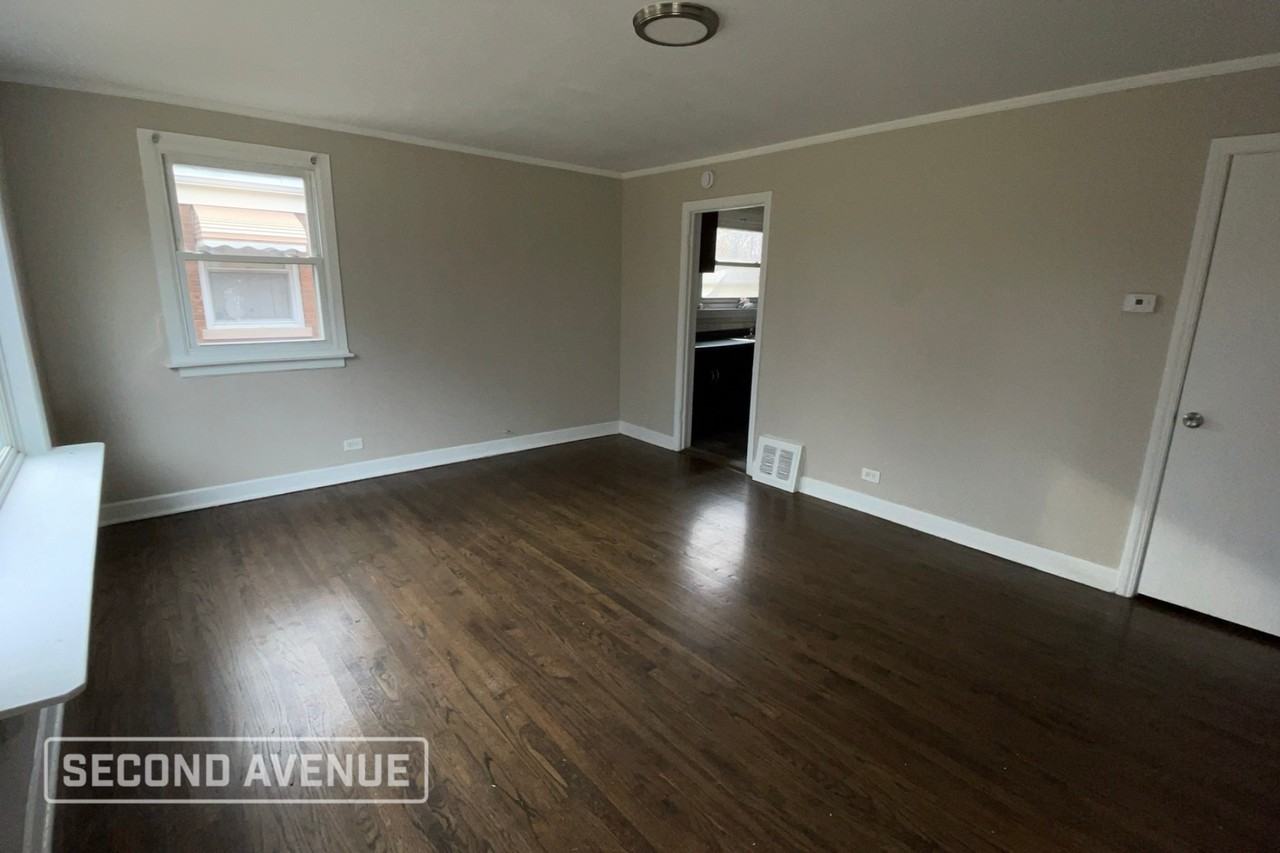 10036 S Paxton Ave - Photo 5 of 14