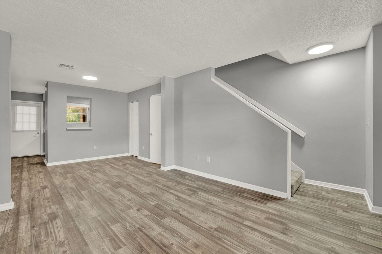 245 Bentwood Ct - Photo 5 of 11