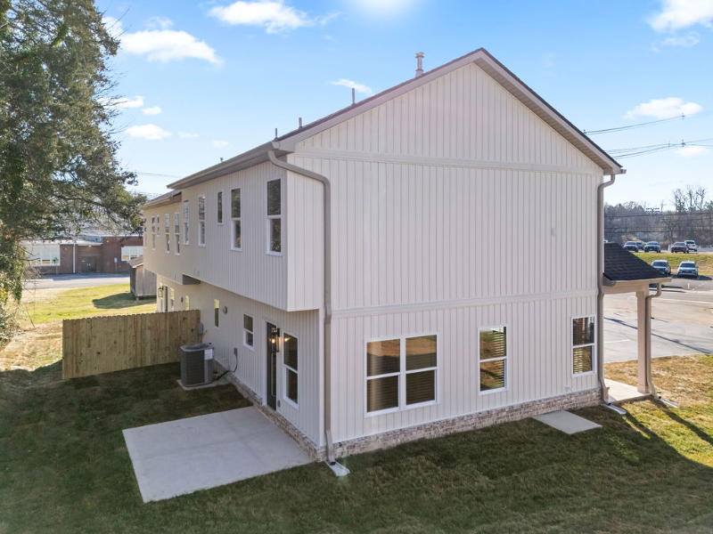 313 W Broad St - Photo 2 of 31