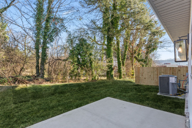 313 W Broad St - Photo 3 of 31