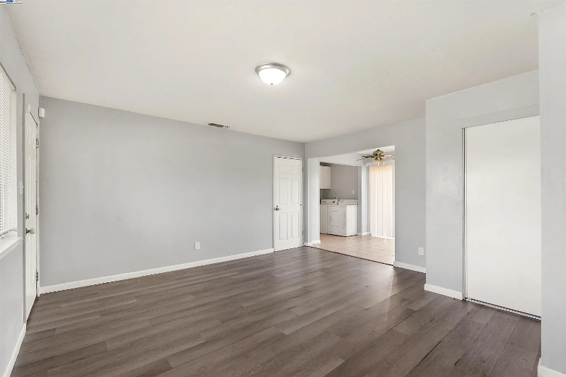 6780 75th St - Photo 2 of 5