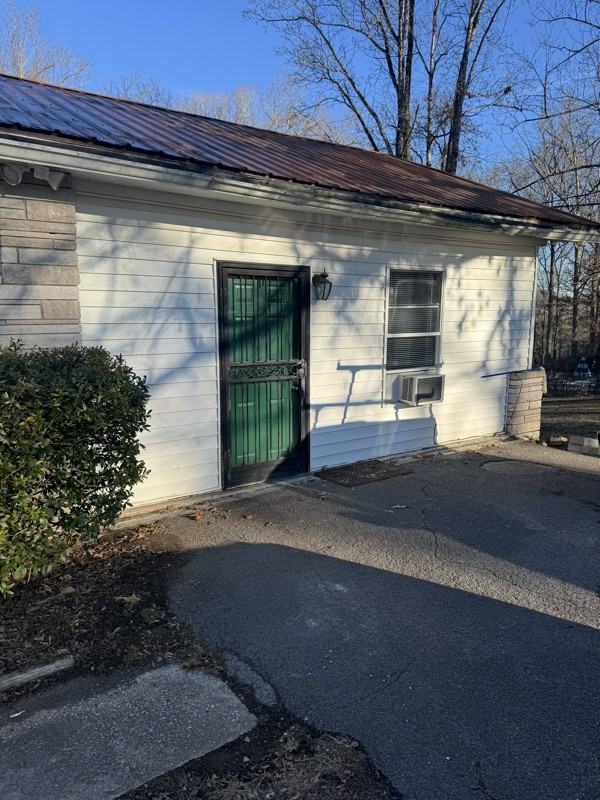 325 Highland View Dr #C - Photo 2 of 6