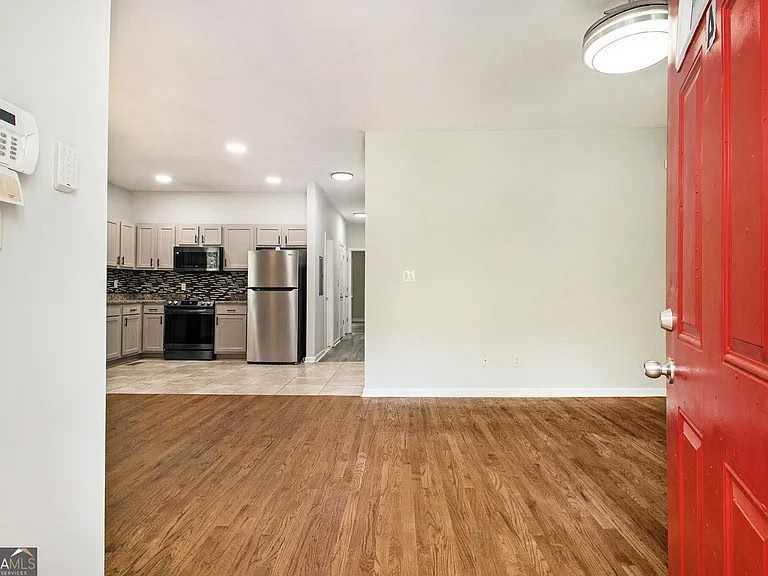 2829 3rd Ave Sw - Photo 2 of 9