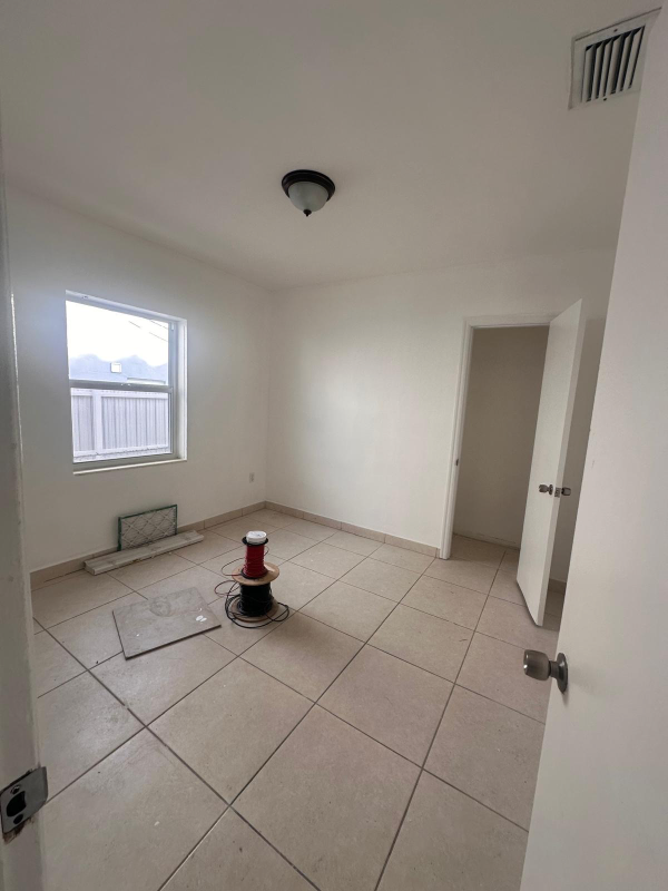 3248 Nwst - Photo 2 of 6