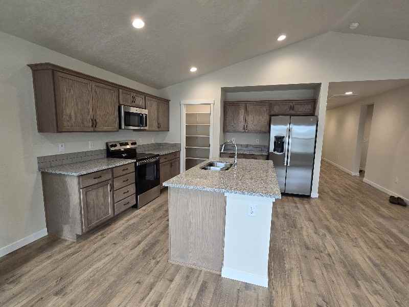 323 W Omphale St - Photo 3 of 25