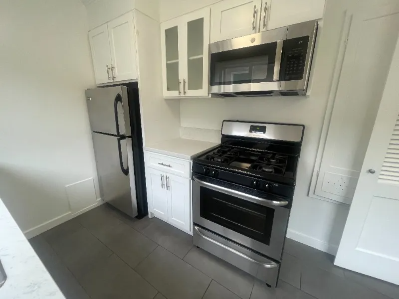 1280 N Laurel Ave #22 - Photo 4 of 15