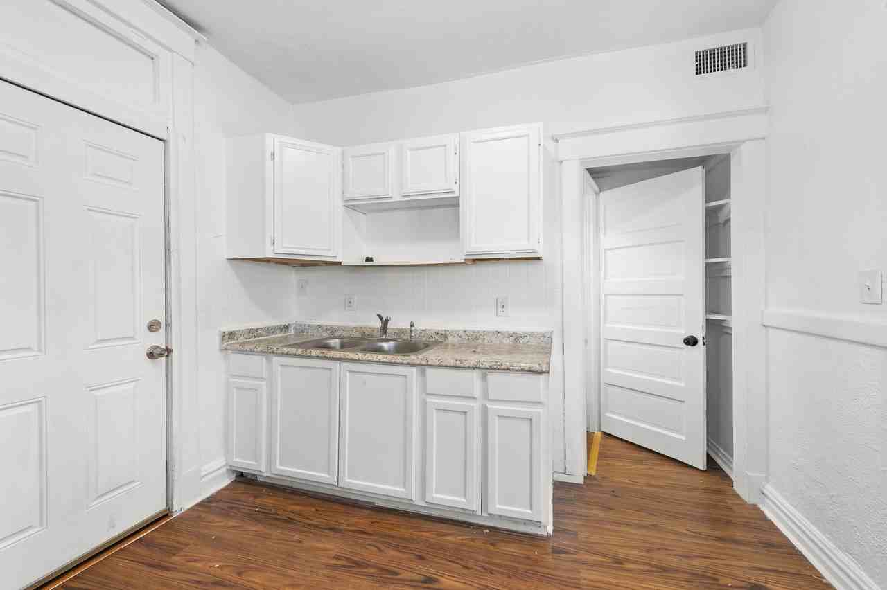 2207 E 24th Ter #B - Photo 4 of 25