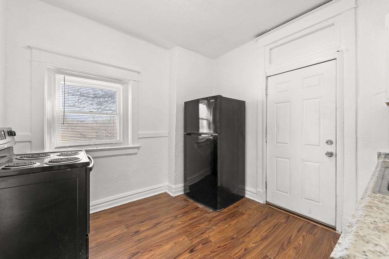 2207 E 24th Ter #B - Photo 6 of 25