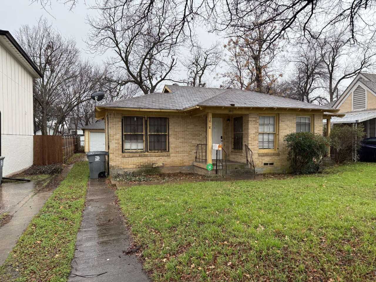 1018 E Waco Ave - Photo 2 of 17