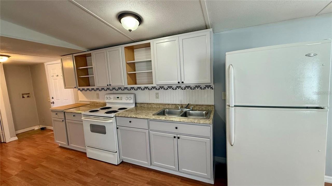 639 Ellison Pkwy - Photo 3 of 19