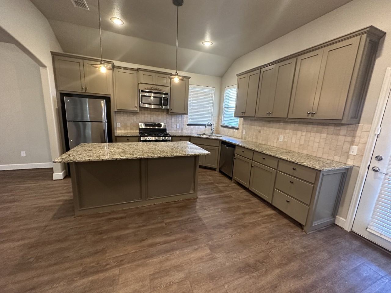 11211 Athens - Photo 5 of 16