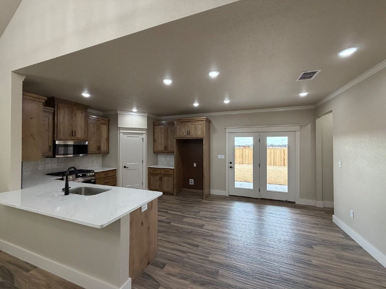 409 Essex Ln - Photo 5 of 20