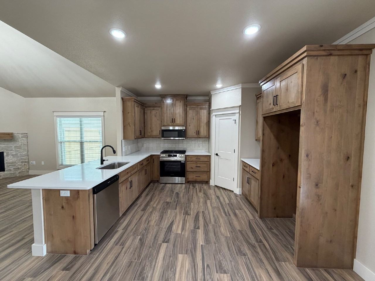 409 Essex Ln - Photo 6 of 20