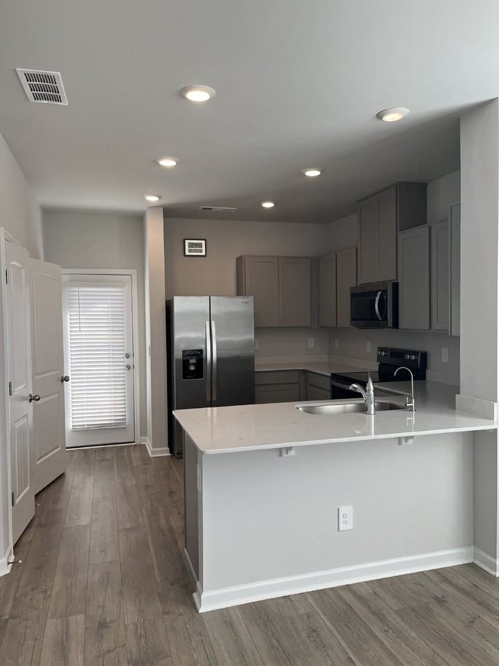 453 Augustine Dr - Photo 4 of 33