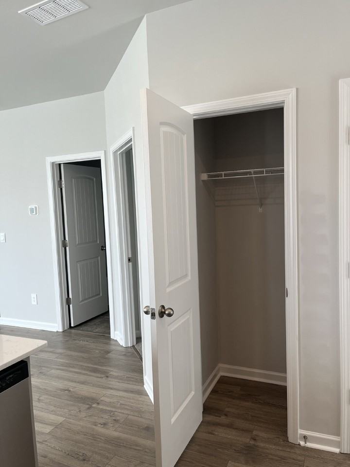 453 Augustine Dr - Photo 7 of 33