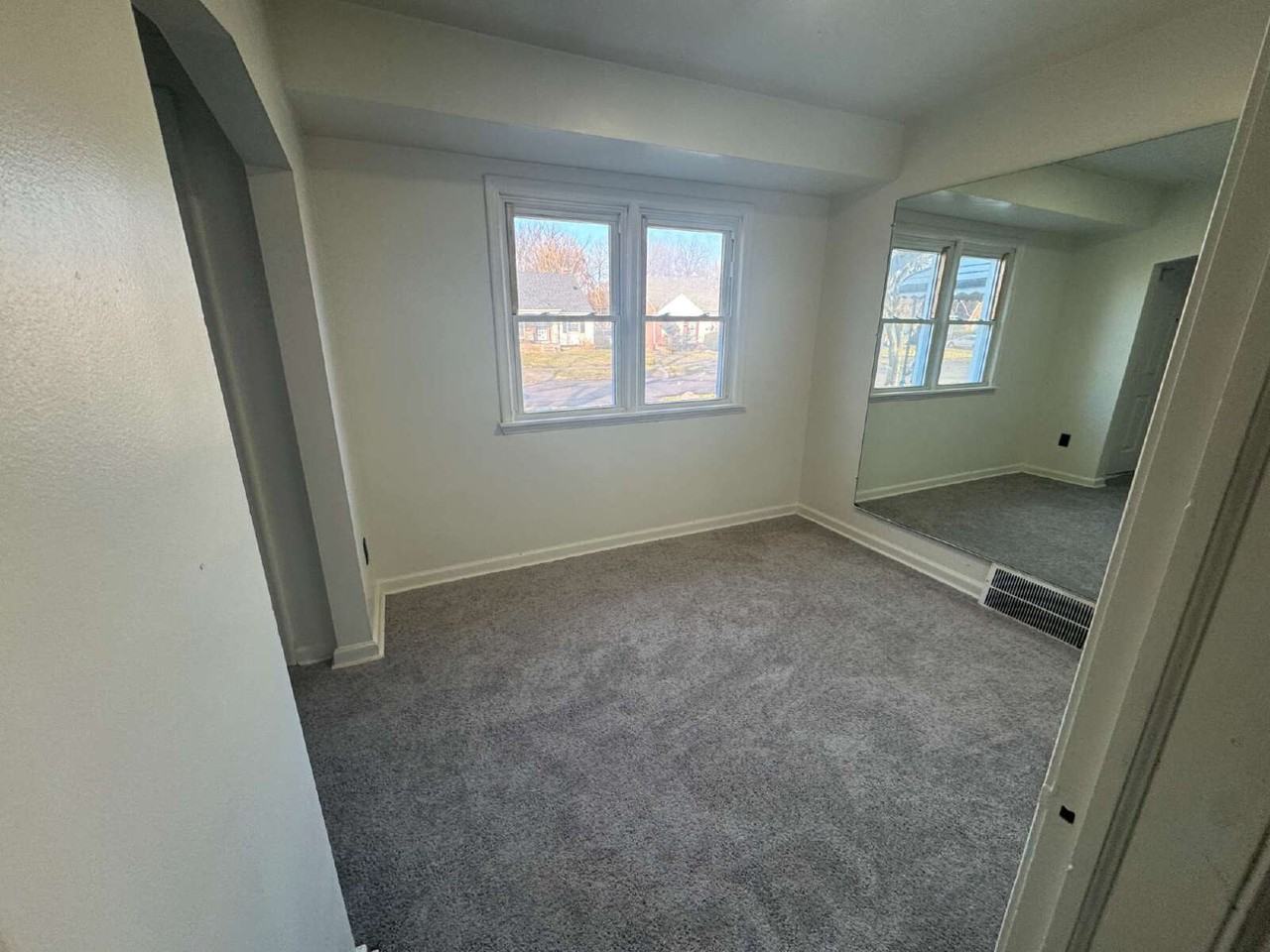 12600 Duchess St - Photo 4 of 15