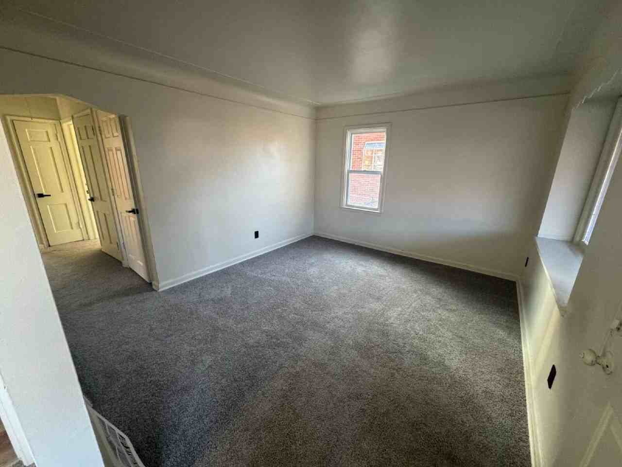 12600 Duchess St - Photo 5 of 15