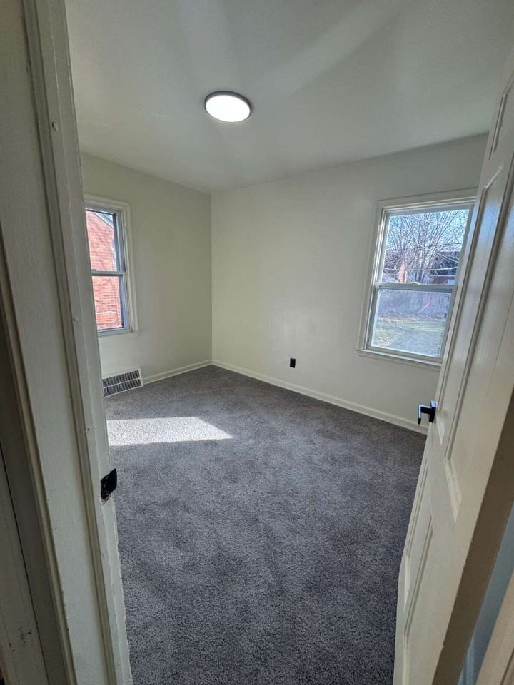 12600 Duchess St - Photo 6 of 15