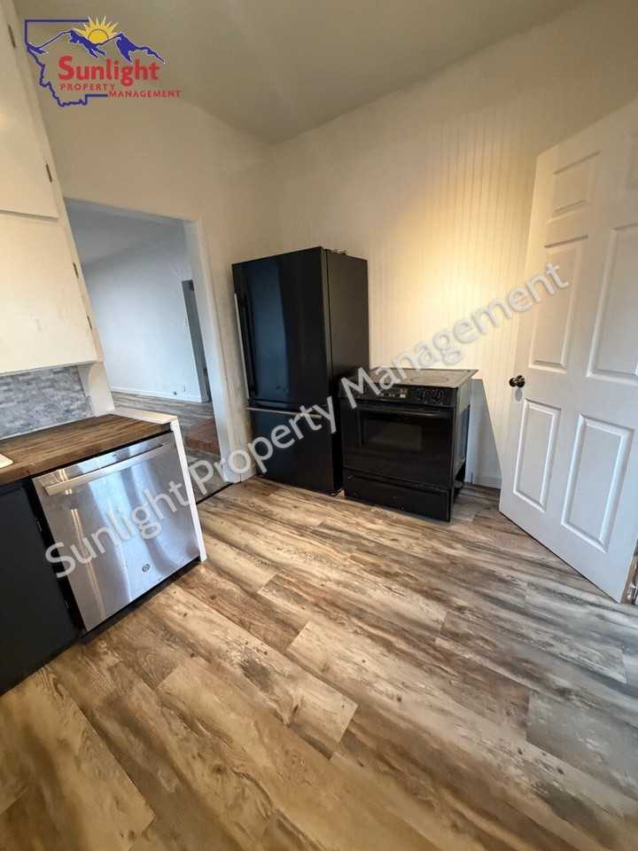 411 E 5th St - Photo 6 of 15