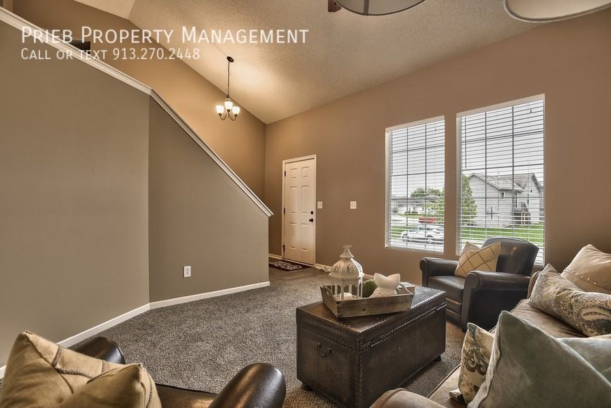 524 N Walnut St - Photo 4 of 23