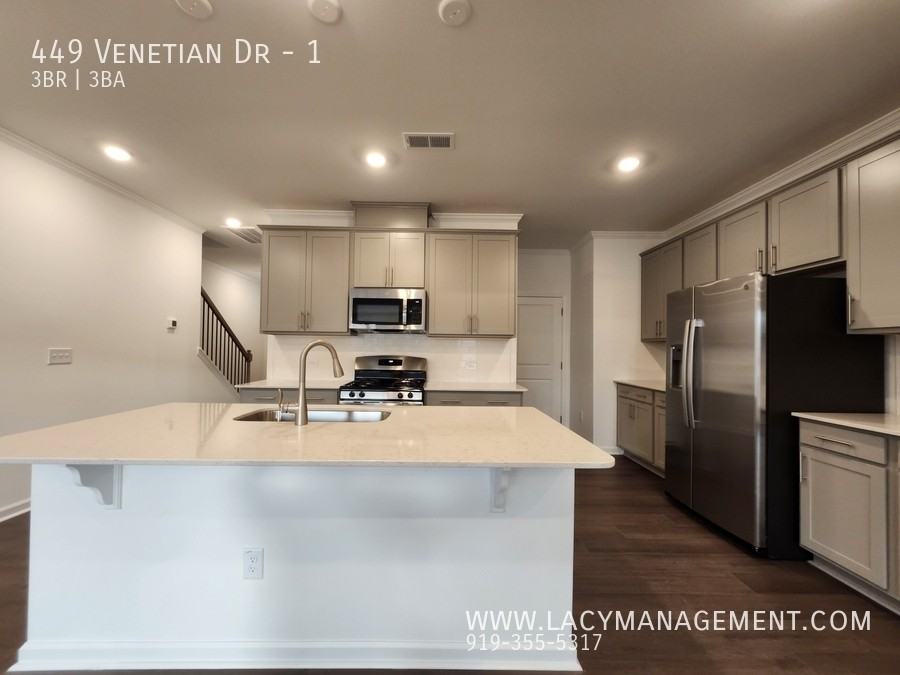 449 Venetian Dr - Photo 4 of 23