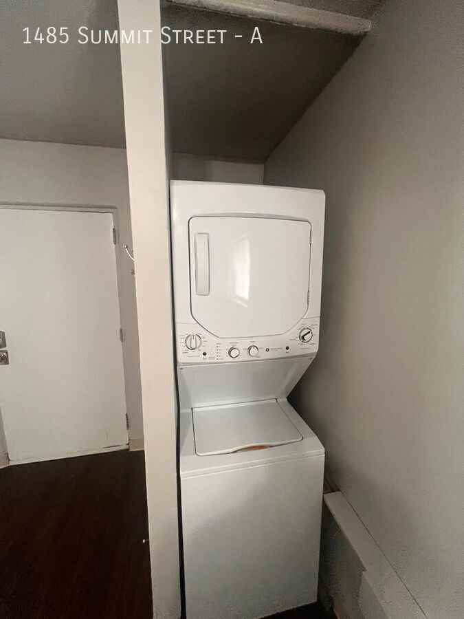 1485 Summit St #A - Photo 3 of 8