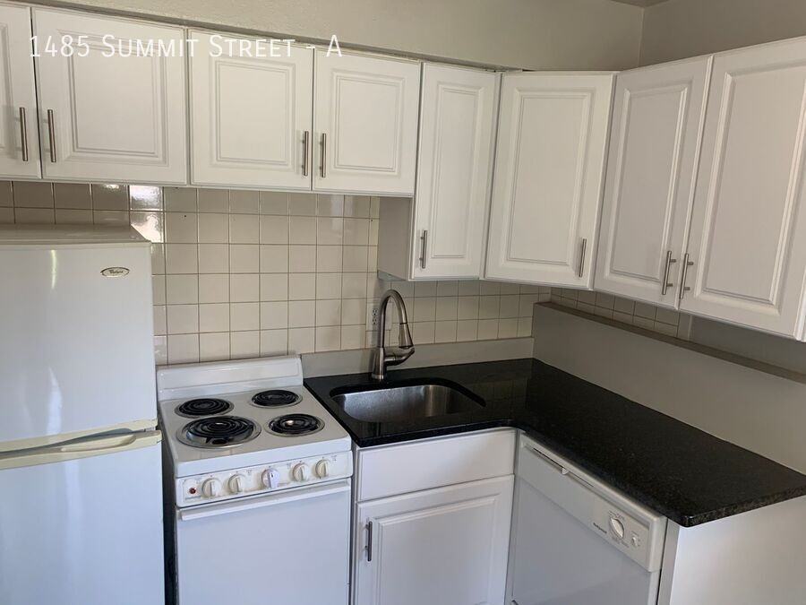 1485 Summit St #A - Photo 5 of 8