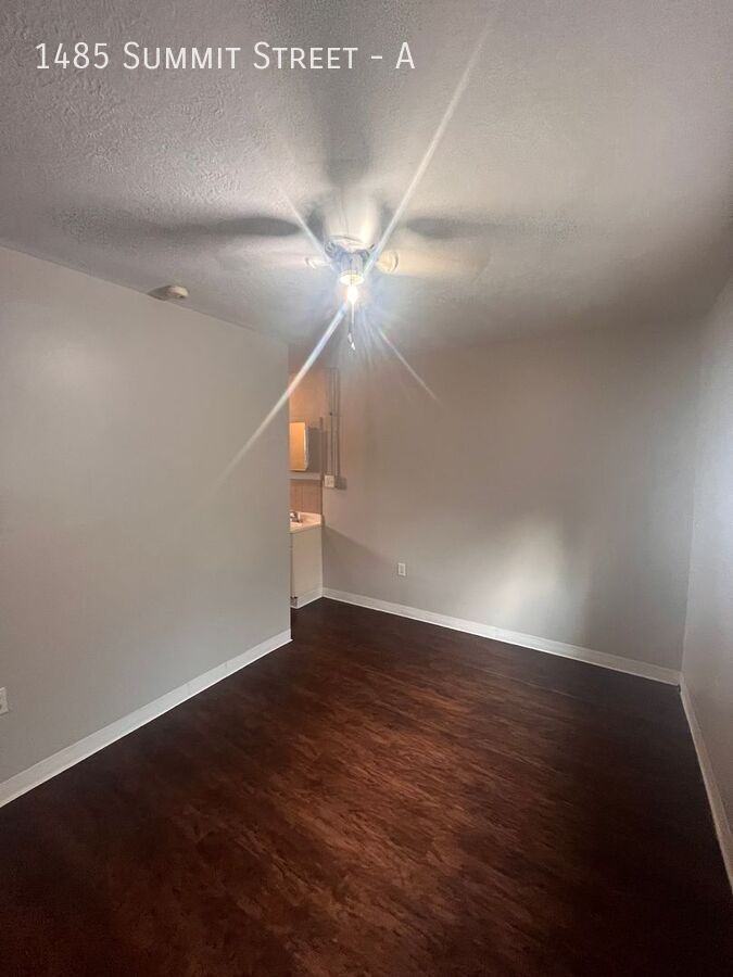 1485 Summit St #A - Photo 6 of 8