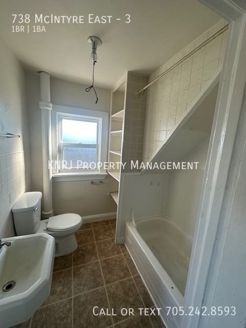 738 Mcintyre St E #3 - Photo 7 of 8