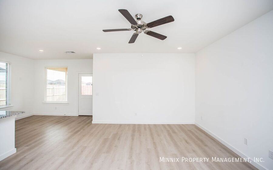 7817 93rd St - Photo 6 of 47