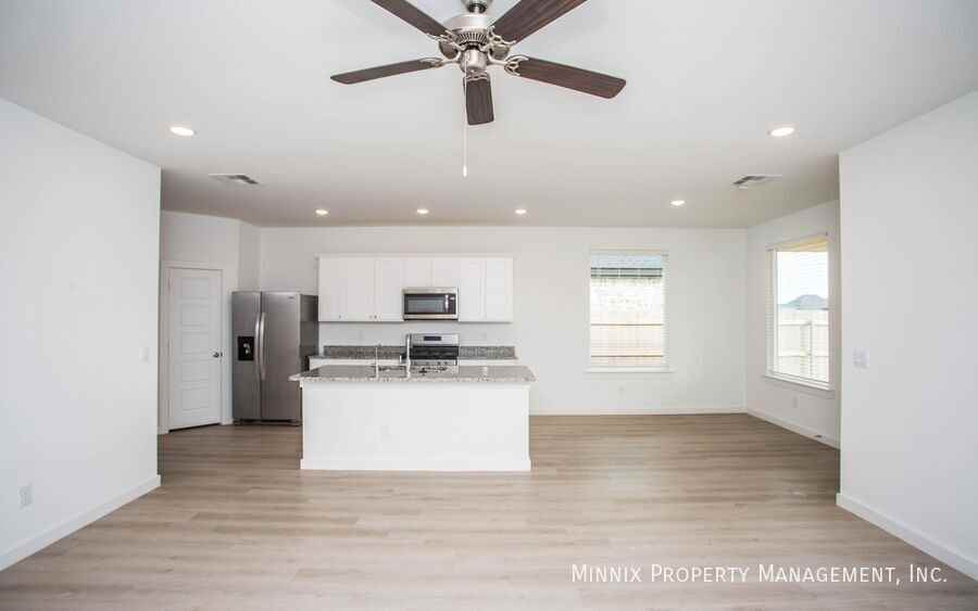 7817 93rd St - Photo 7 of 47