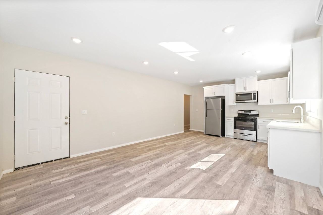 324 1/2 W 51st St - Photo 2 of 9