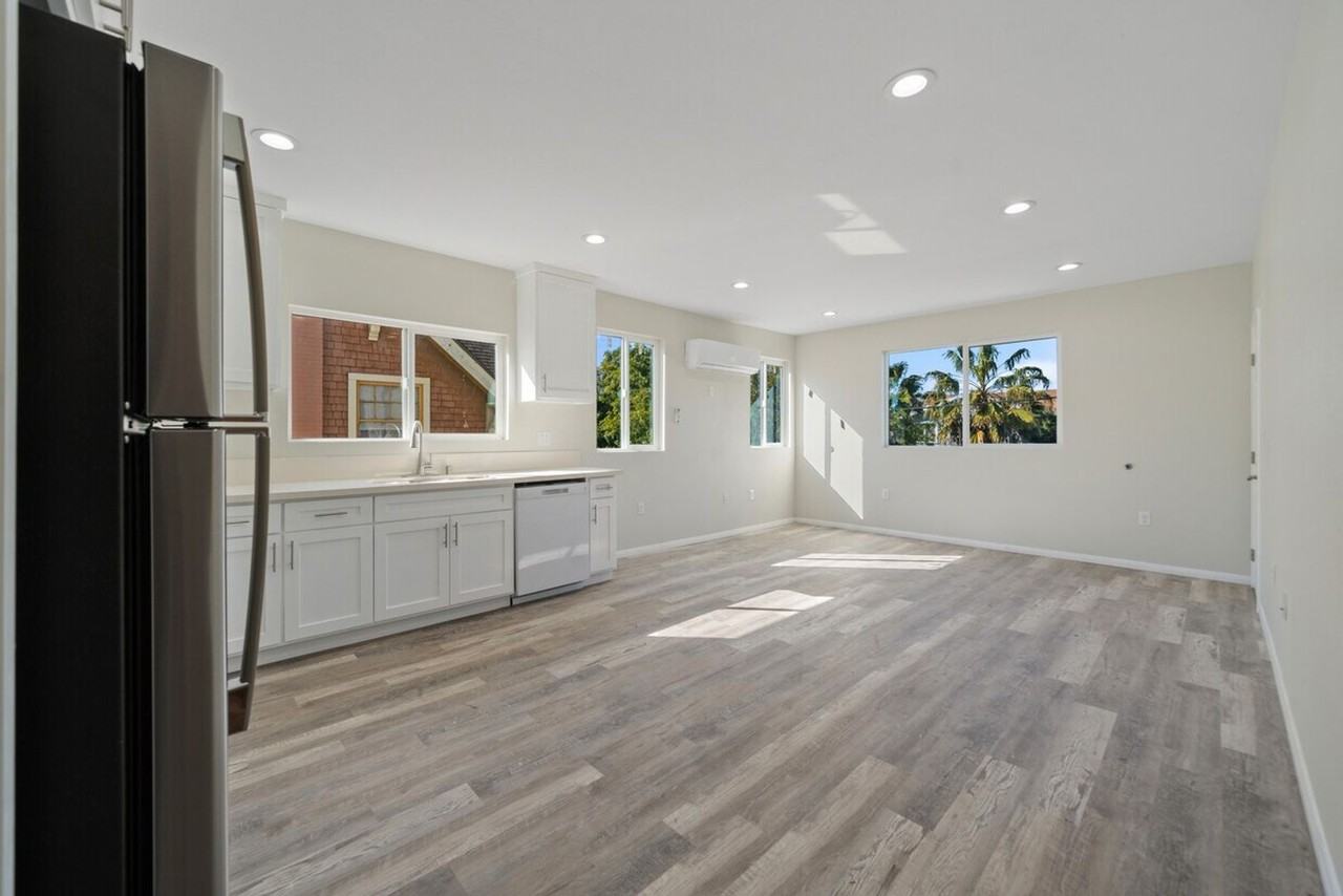 324 1/2 W 51st St - Photo 3 of 9