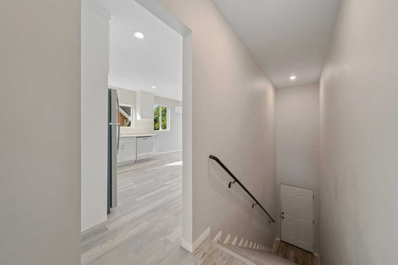 324 1/2 W 51st St - Photo 7 of 9