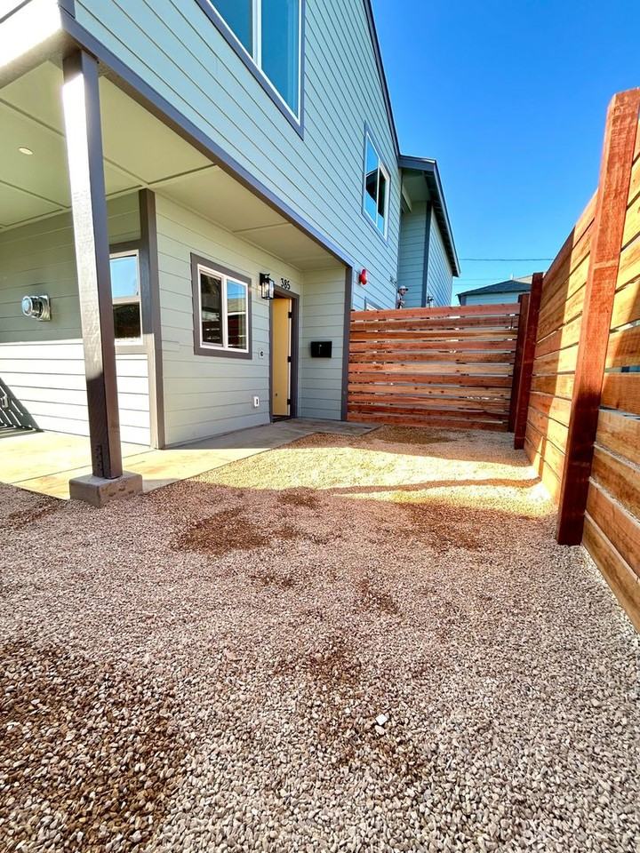 385 Lemon St - Photo 4 of 18