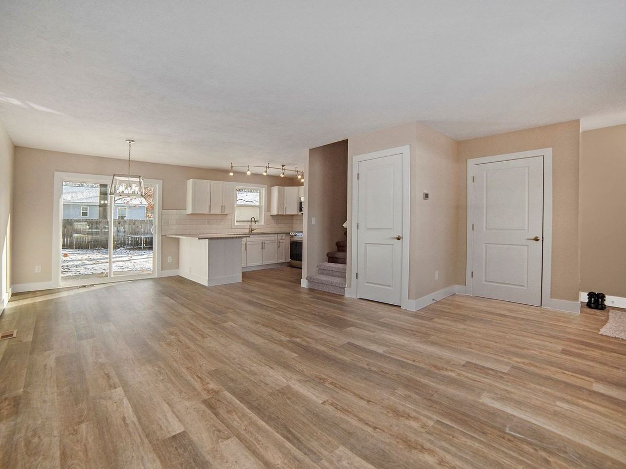 556 S Quarterline Rd - Photo 3 of 19