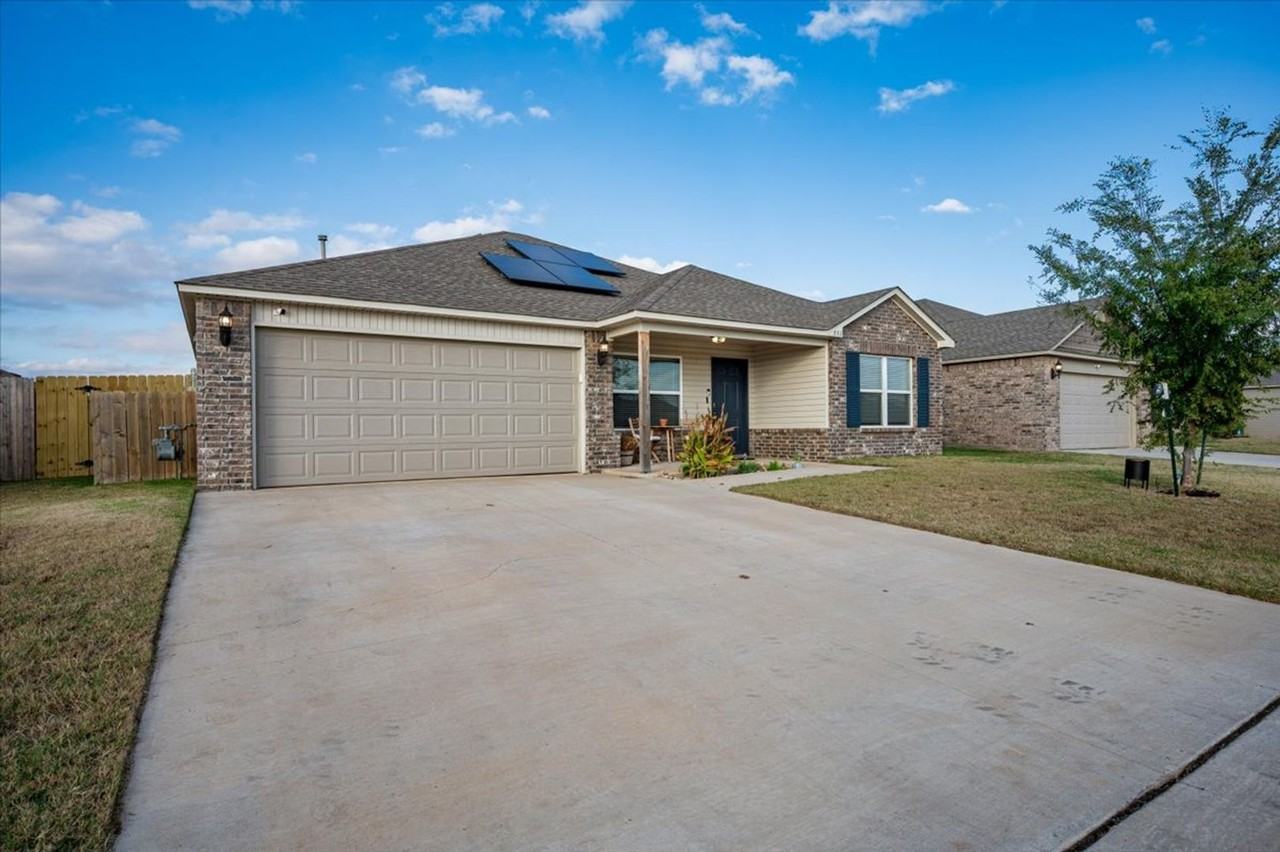 551 Se 4th St - Photo 3 of 27